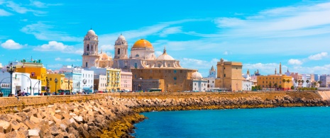منظر لكنيسة سانتا كروز في قادس من الواجهة البحرية، أندلوسيا منظر لكنيسة سانتا كروز في قادس من الواجهة البحرية، أندلوسيا