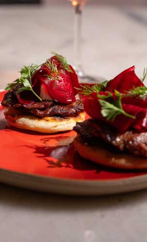 Arepa com coalhada de ovelha, relish de beterraba e língua de boi grelhada - MAG