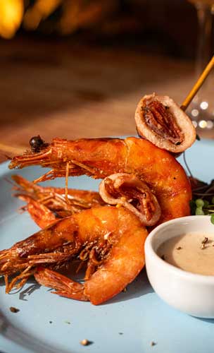 Brochete de Camarões e Lulas Recheadas de Embutidos com Creme Quente de Castanha-de-caju - Mescla
