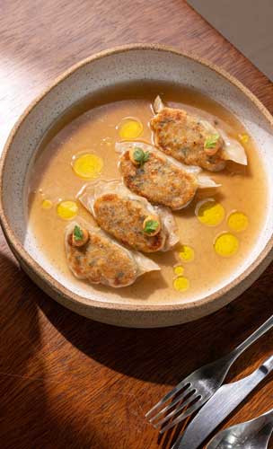 Gyoza de Palmito e Moyashi com Dashi de Cogumelo - Tau Cozinha