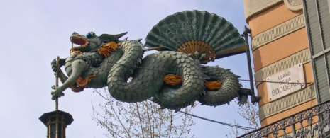ランブラス通りの建物にいるドラゴン ランブラス通りの建物にいるドラゴン