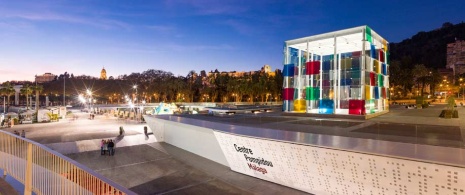 Vista nocturna del Centro Pompidou, Málaga Vista nocturna del Centro Pompidou, Málaga