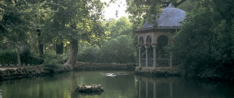 Cenador en el Parque María Luisa de Sevilla Cenador en el Parque María Luisa de Sevilla