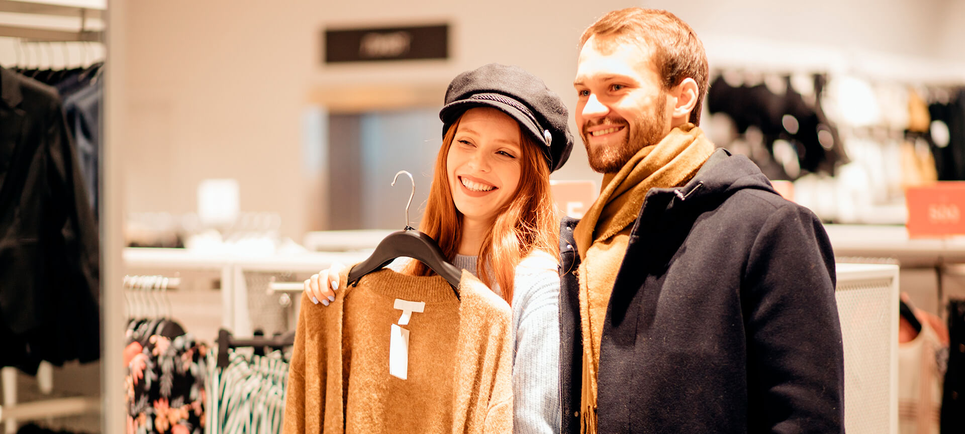 Ragazza che fa shopping in un mercatino hippie