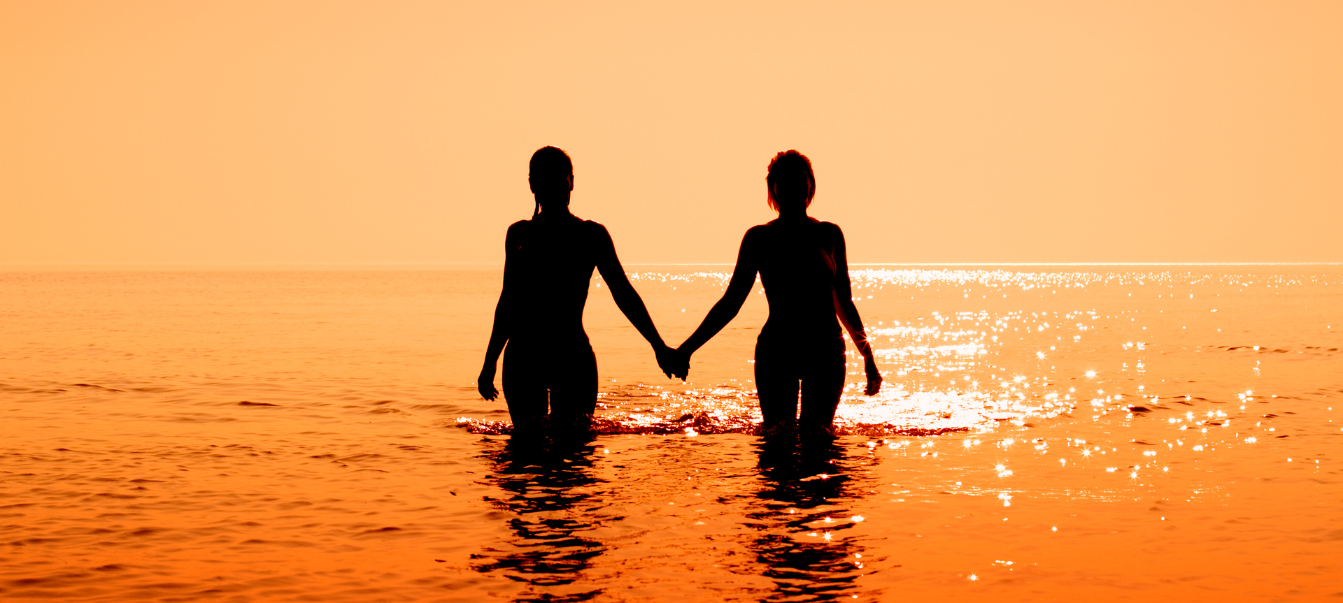 Paar im Meer bei Sonnenuntergang
