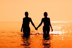 Paar im Meer bei Sonnenuntergang