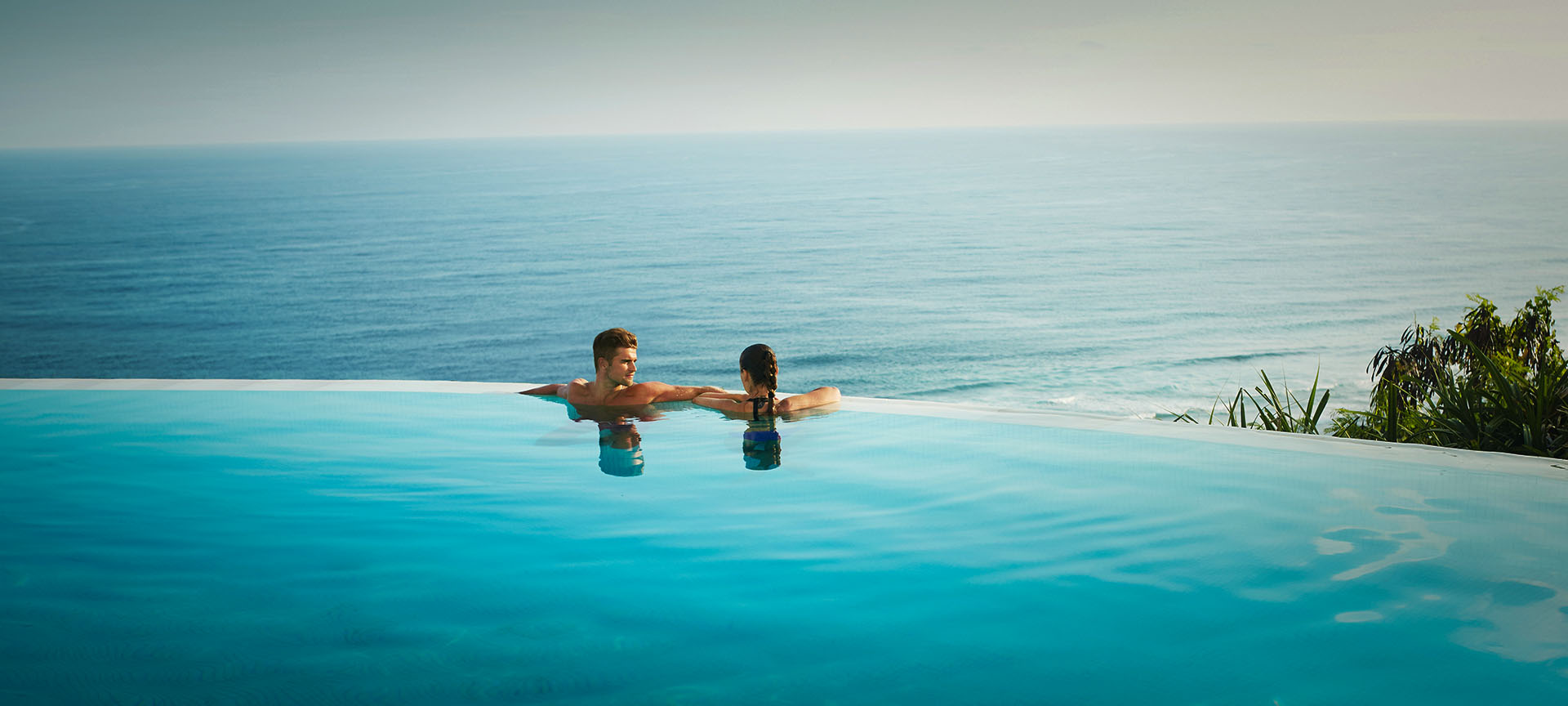 Turistas relajandose en una piscina