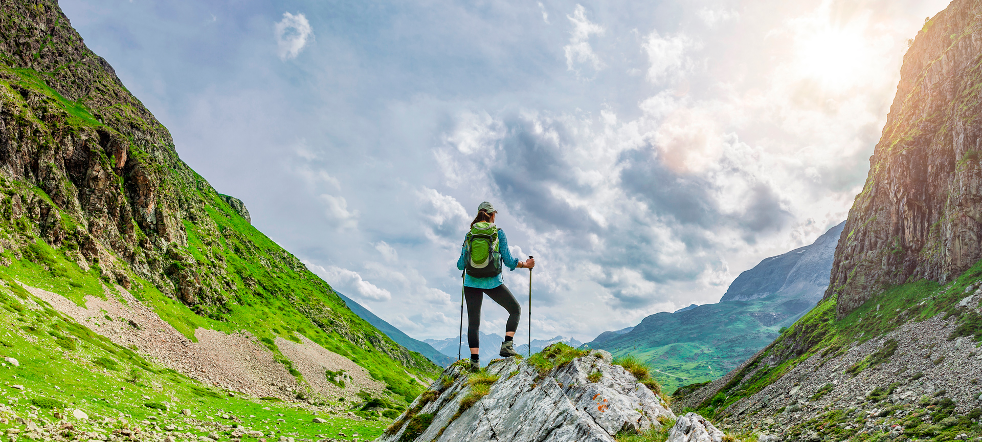 Wanderer genießt den Ausblick auf einer Route in den Pyrenäen