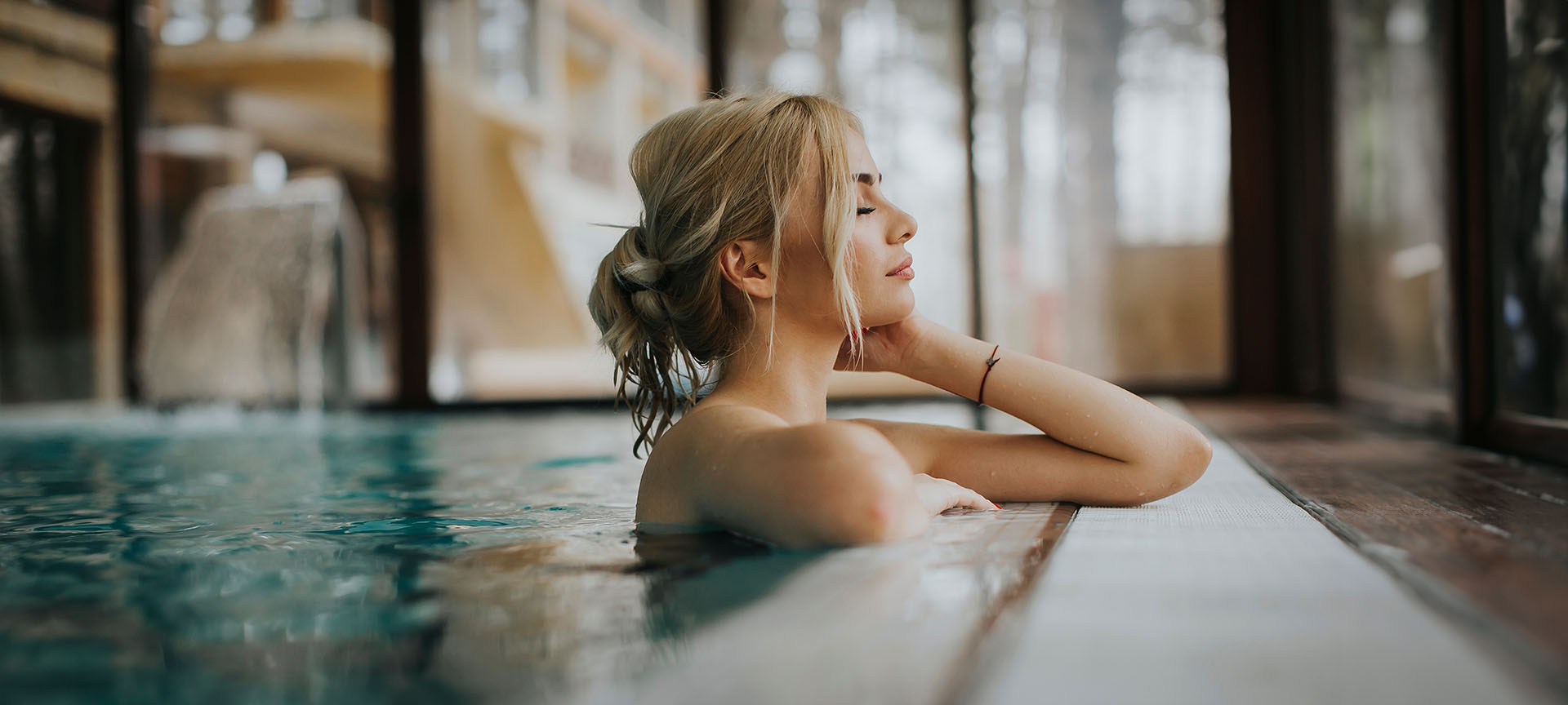 Turista relajándose en la piscina