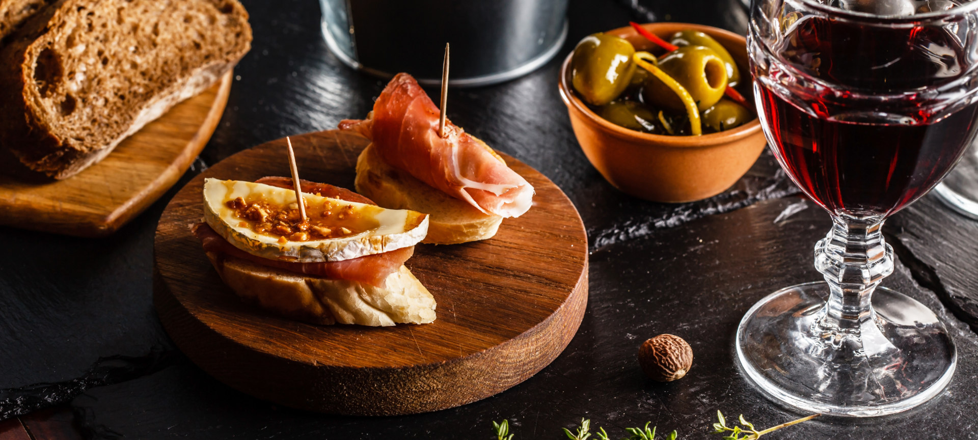 Deliziose tapas che accompagnano le bibite Deliziose tapas che accompagnano le bibite