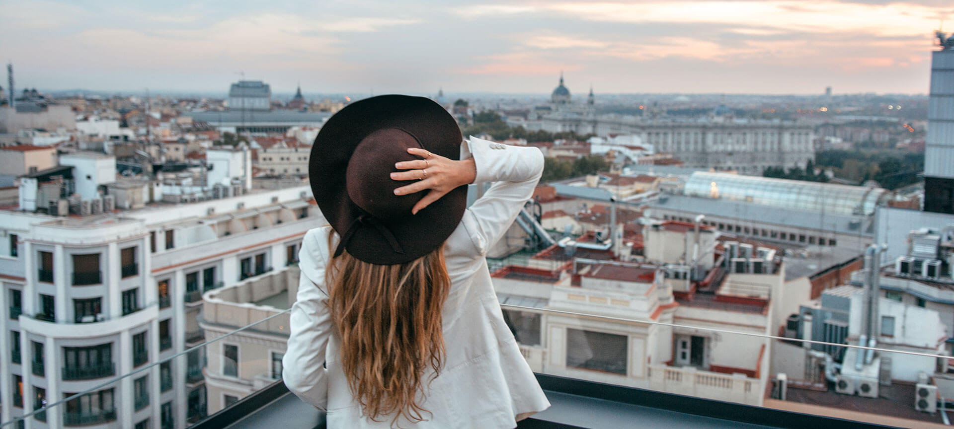 Une femme observe les toits de Madrid