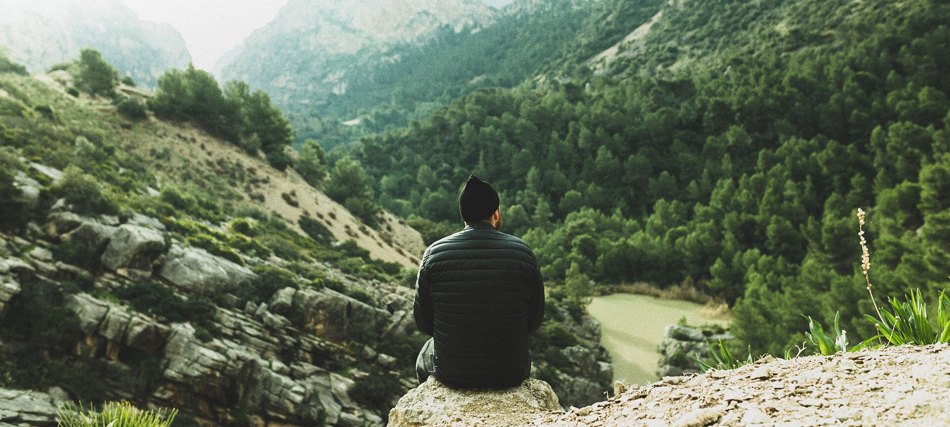 Mann auf dem Caminito del Rey in Málaga