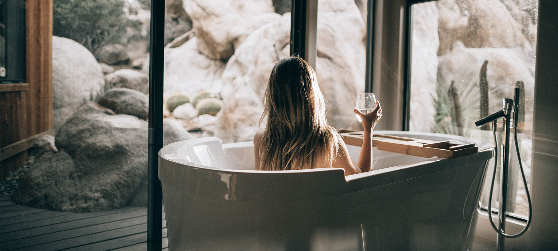 Kobieta relaksująca się w spa