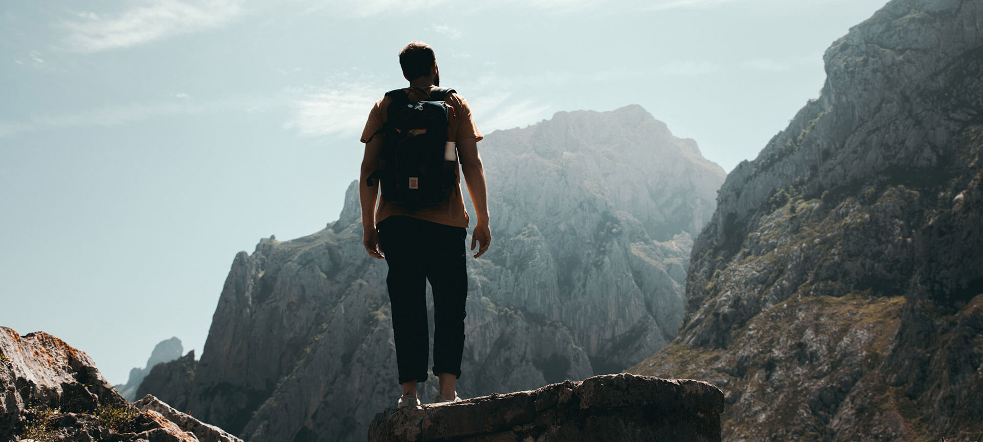 Hombre en la cima de una montaña
