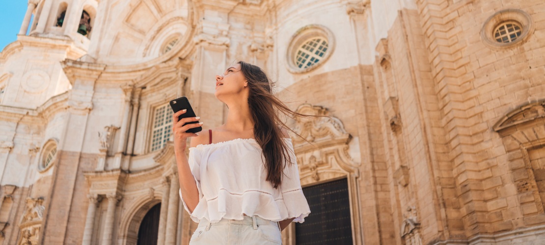 Un touriste dans la cathédrale de la Sainte-Croix de Cadix, Andalousie