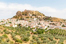 Widok na Moclín w Grenadzie z jego arabskim zamkiem
