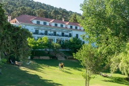 Parador de Cazorla の外観と周囲の眺め