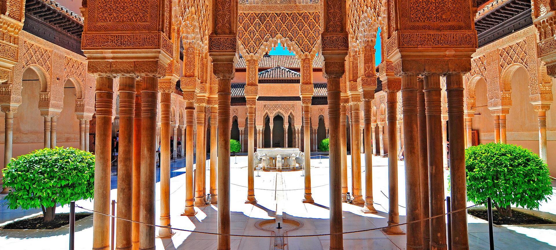 Cortile dei Leoni, Alhambra di Granada Cortile dei Leoni, Alhambra di Granada