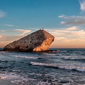 Puesta de sol en la playa de Monsul en el Parque Natural Cabo de Gata, Almería, Andalucía