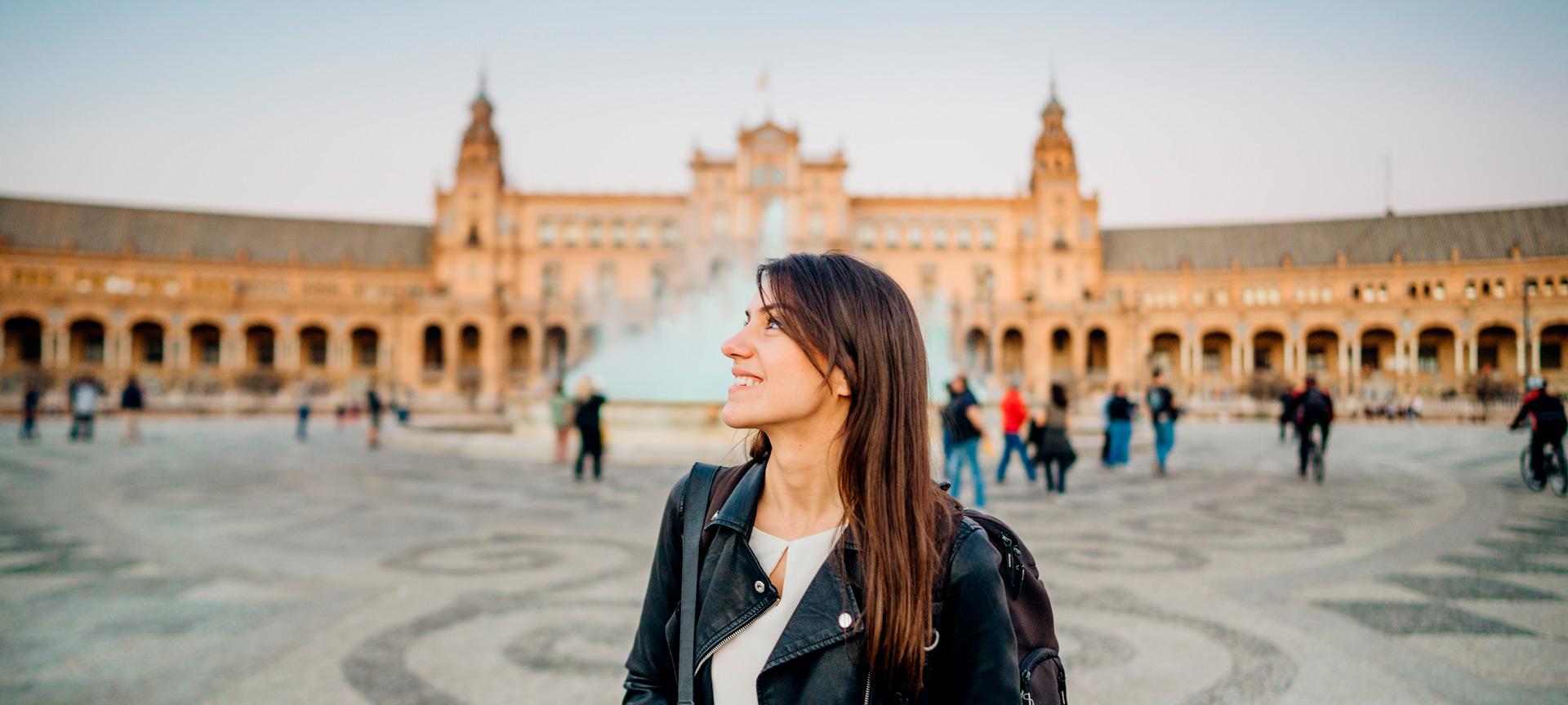 Una ragazza visita la Plaza de España di Siviglia.