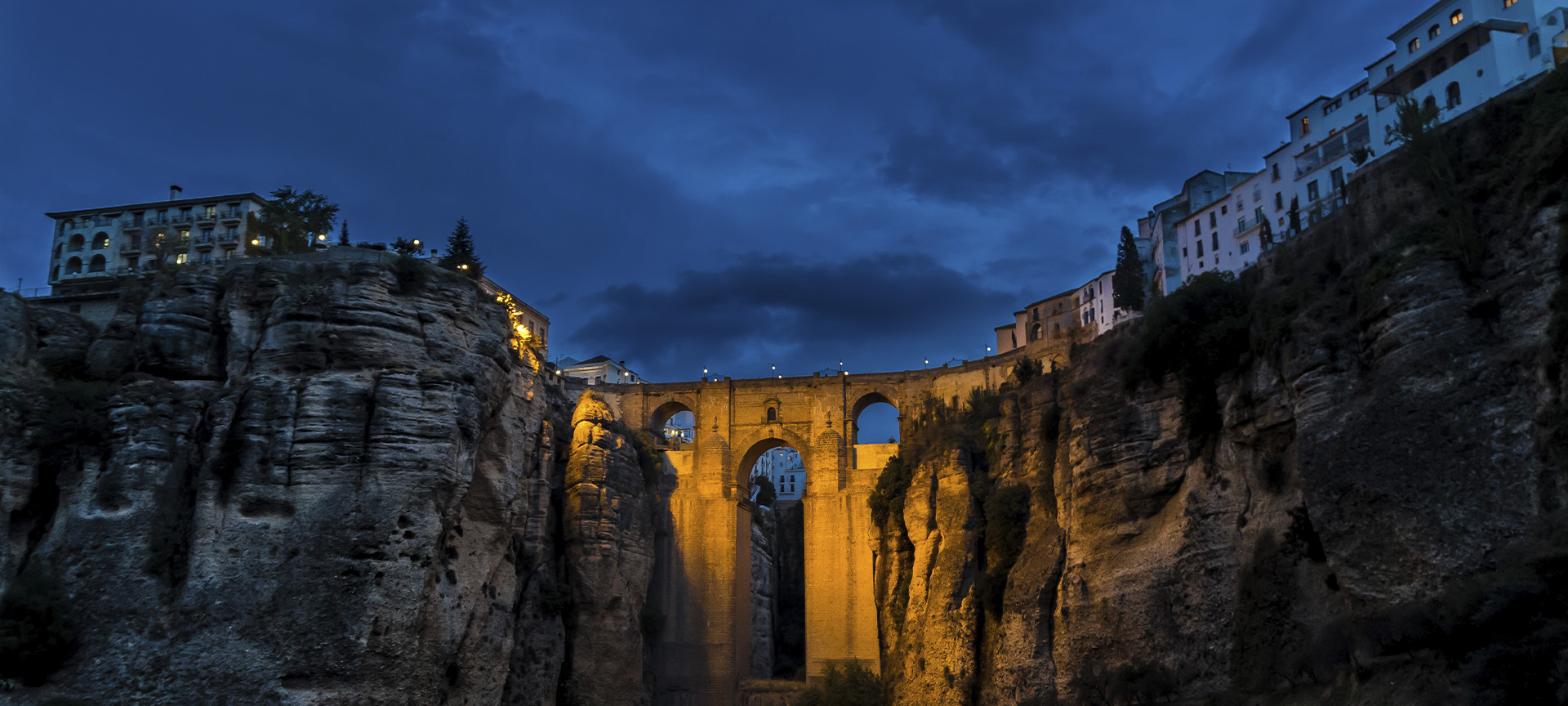 Le célèbre Puente Nuevo de Ronda vu de nuit (province de Malaga, Andalousie)