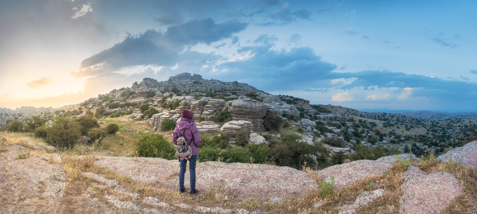 Person betrachtet die Karstlandschaft Torcal de Antequera in Málaga, Andalusien
