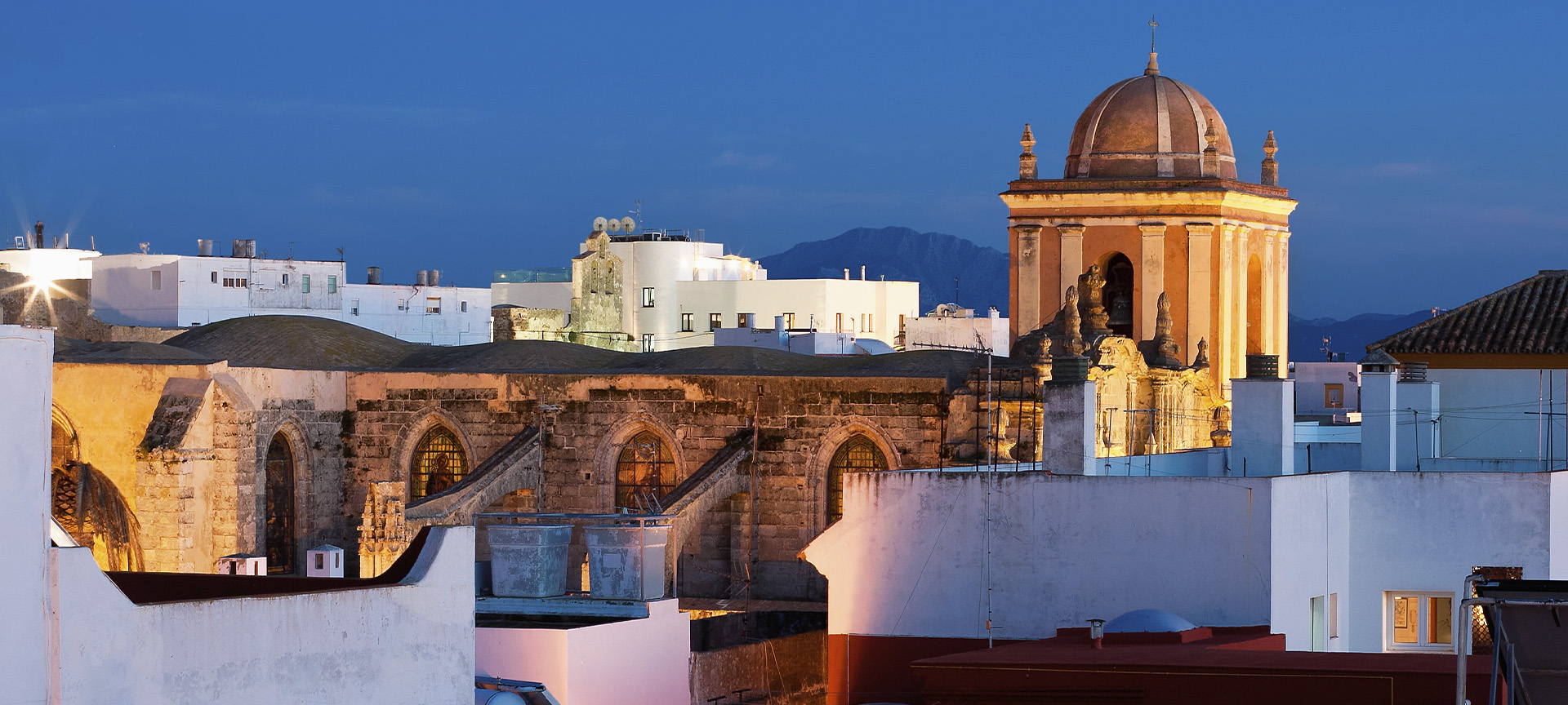 Die Pfarrkirche San Mateo über den Dächern von Tarifa (Cádiz, Andalusien)