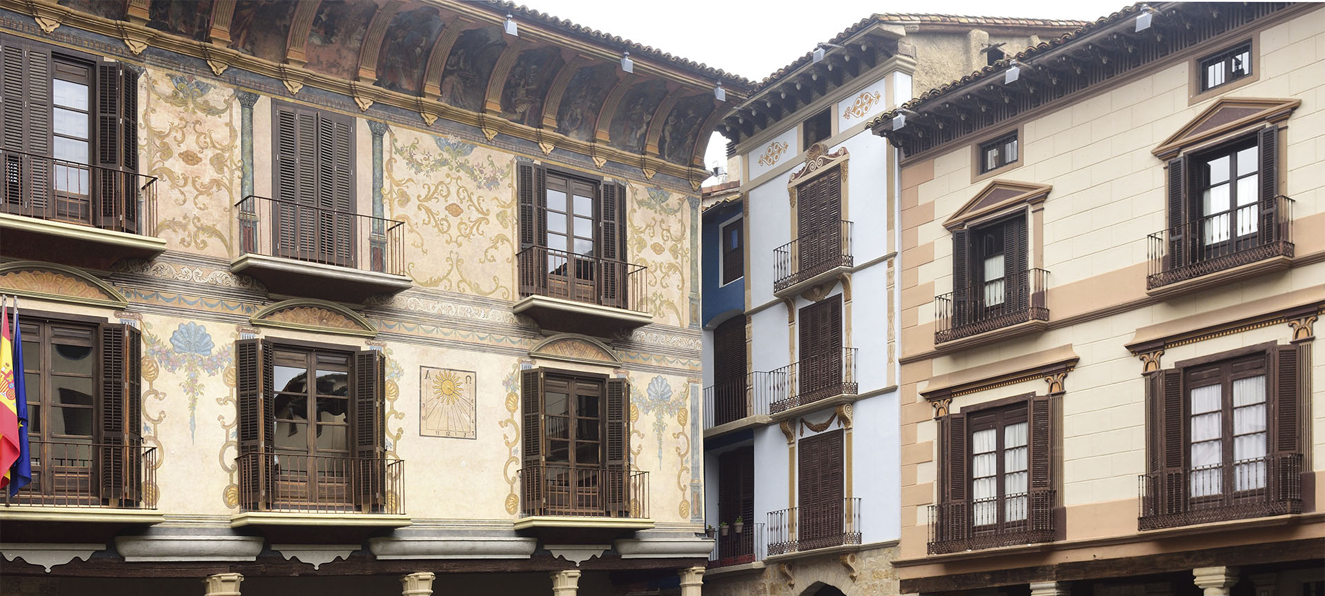 Zdobione fasady na Plaza Mayor w Graus (Huesca, Aragonia)
