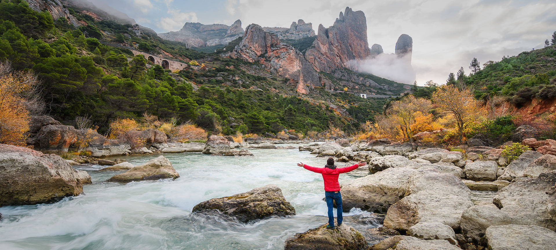 Touriste aux Mallos de Riglos, province de Huesca
