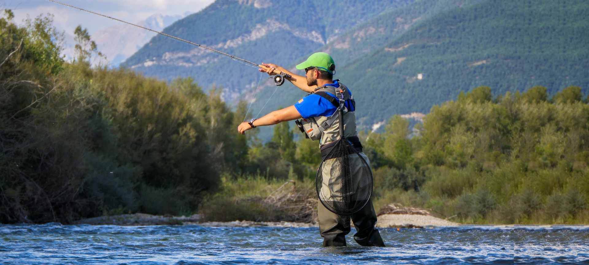 Un turista pesca nel fiume Gállego a Huesca, Aragona