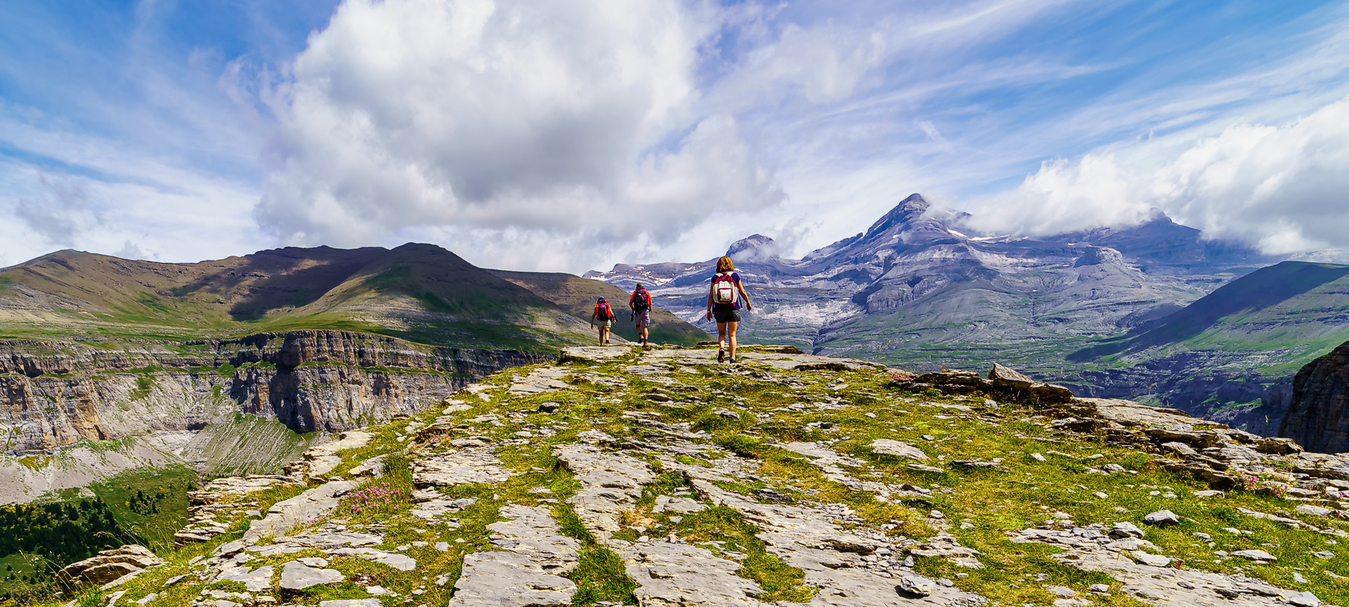 Turistas fazendo caminhada no Parque Nacional de Ordesa e Monte Perdido, em Huesca, Aragón