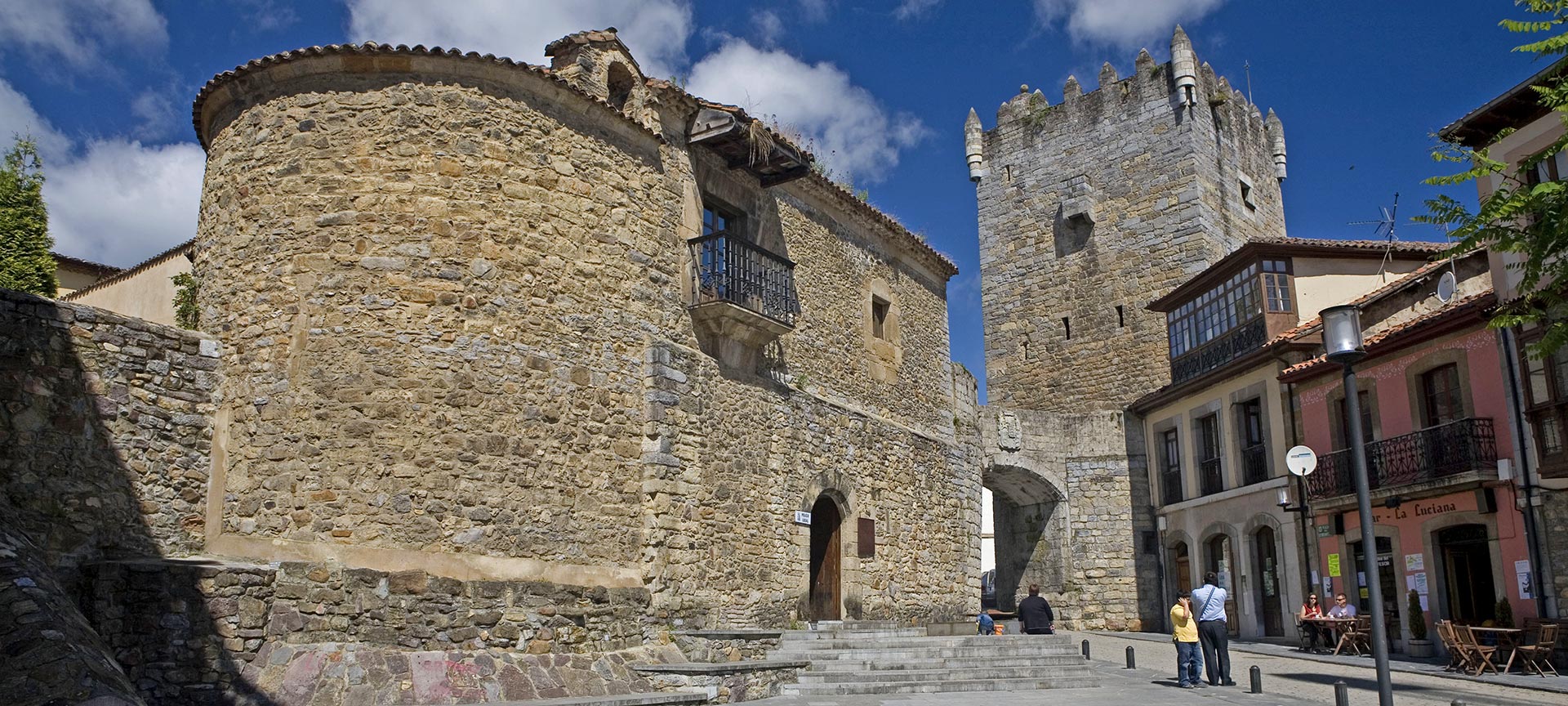 Muzeum Przedromańskie im. San Martín de Salas. Pałac Valdés. Salas. Asturia