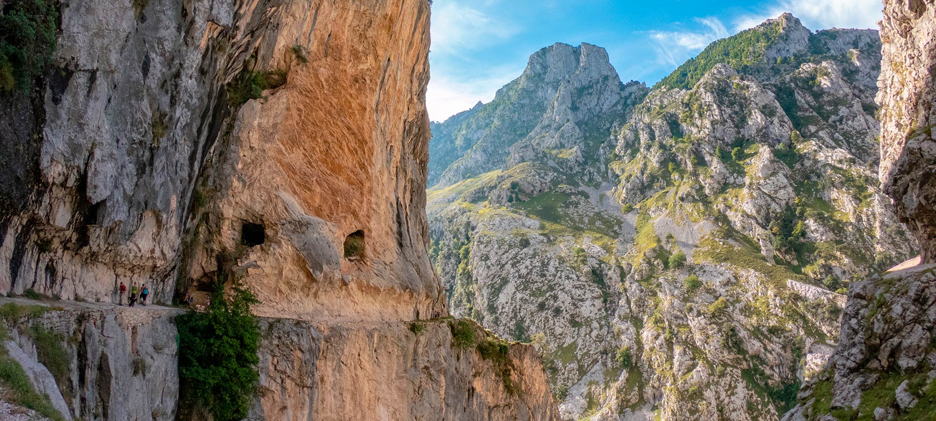 Des randonneurs sur la route du Cares Des randonneurs sur la route du Cares