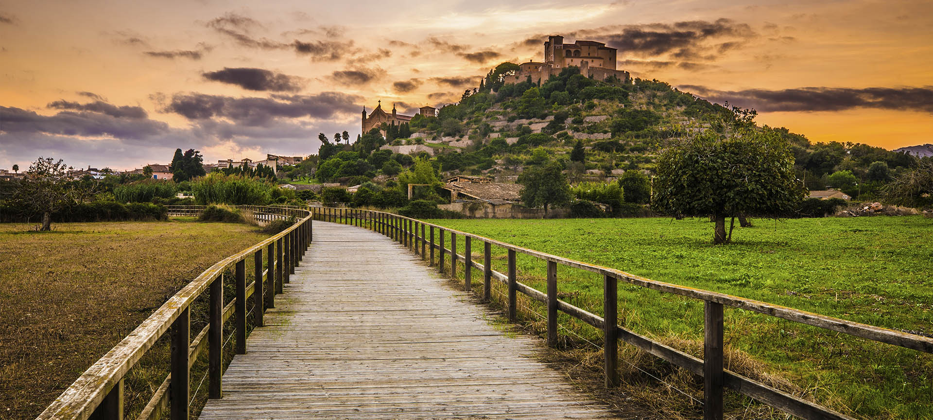 Veduta di Artà (Maiorca, Isole Baleari) e del castello di Sant Salvador