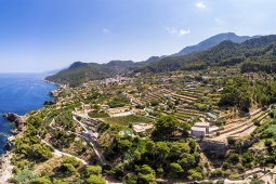 Panoramica di Banyalbufar (Maiorca, Isole Baleari) con i tipici bar all'aperto