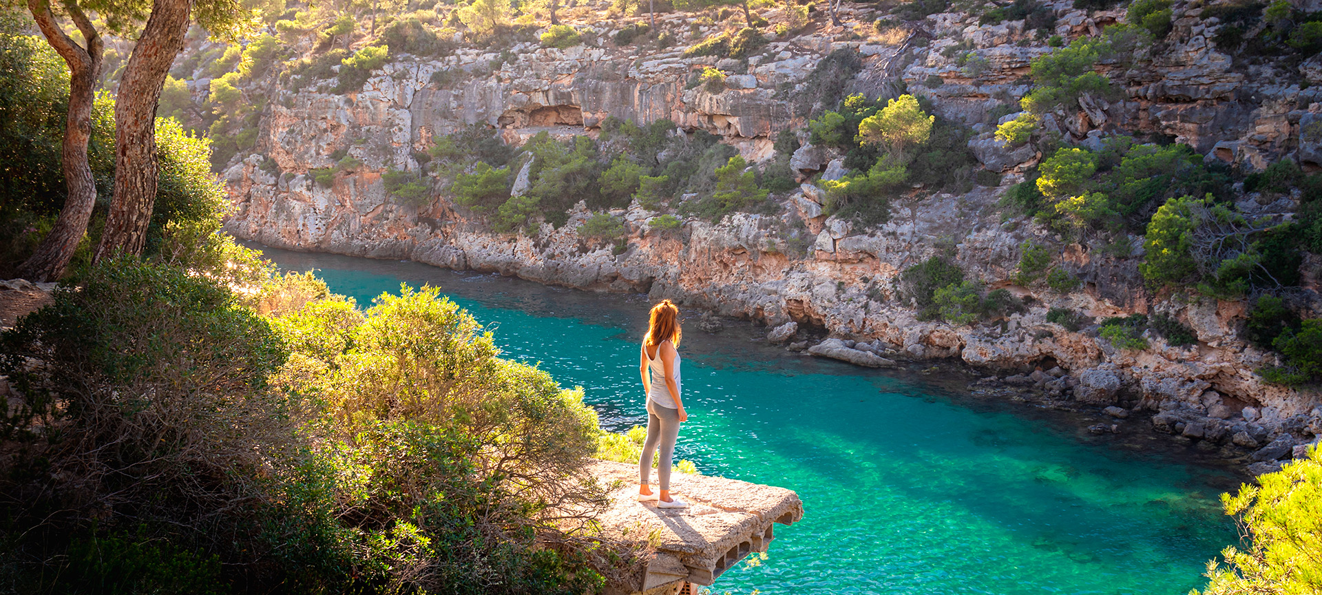 Turista contemplando la Cala Pi en Mallorca, Islas Baleares