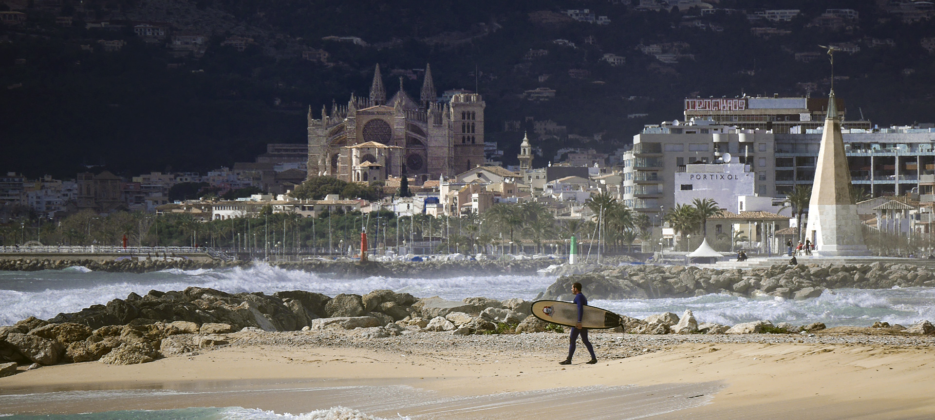 Praia de Palma com vista da Catedral Praia de Palma com vista da Catedral