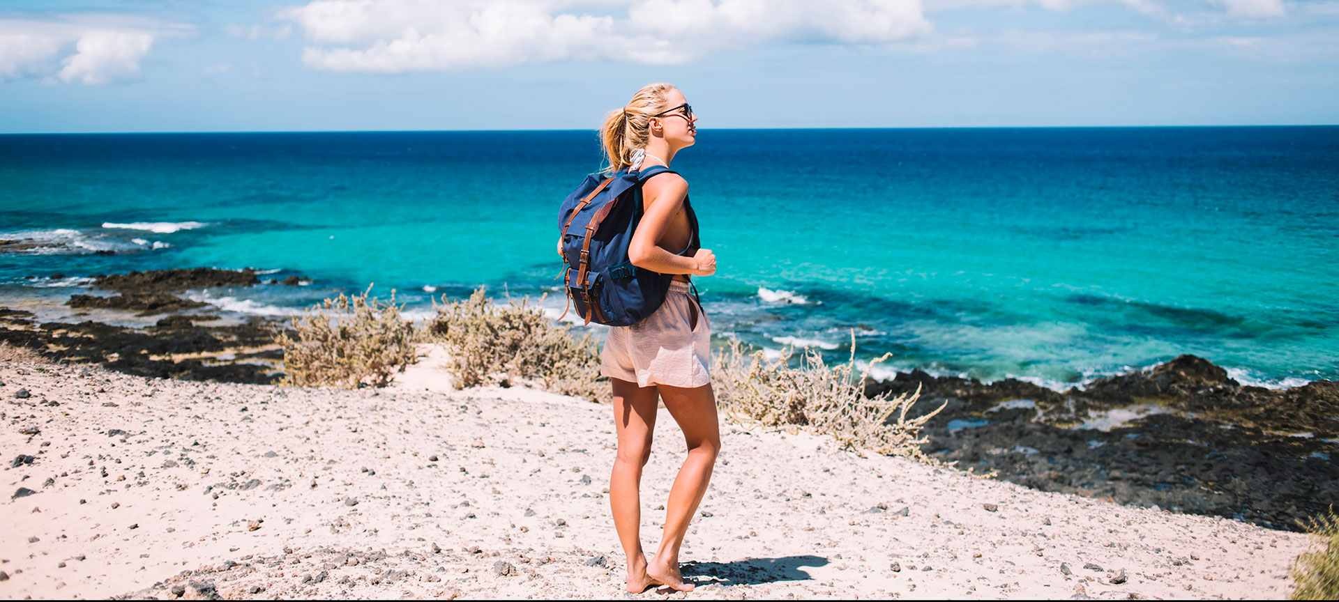 Une jeune fille sur une plage de Minorque, îles Baléares Une jeune fille sur une plage de Minorque, îles Baléares