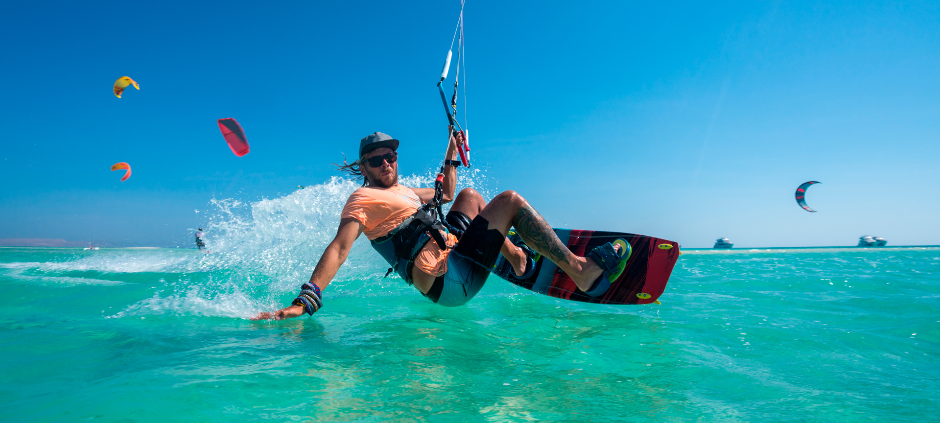 Jeune faisant du kite dans des eaux cristallines