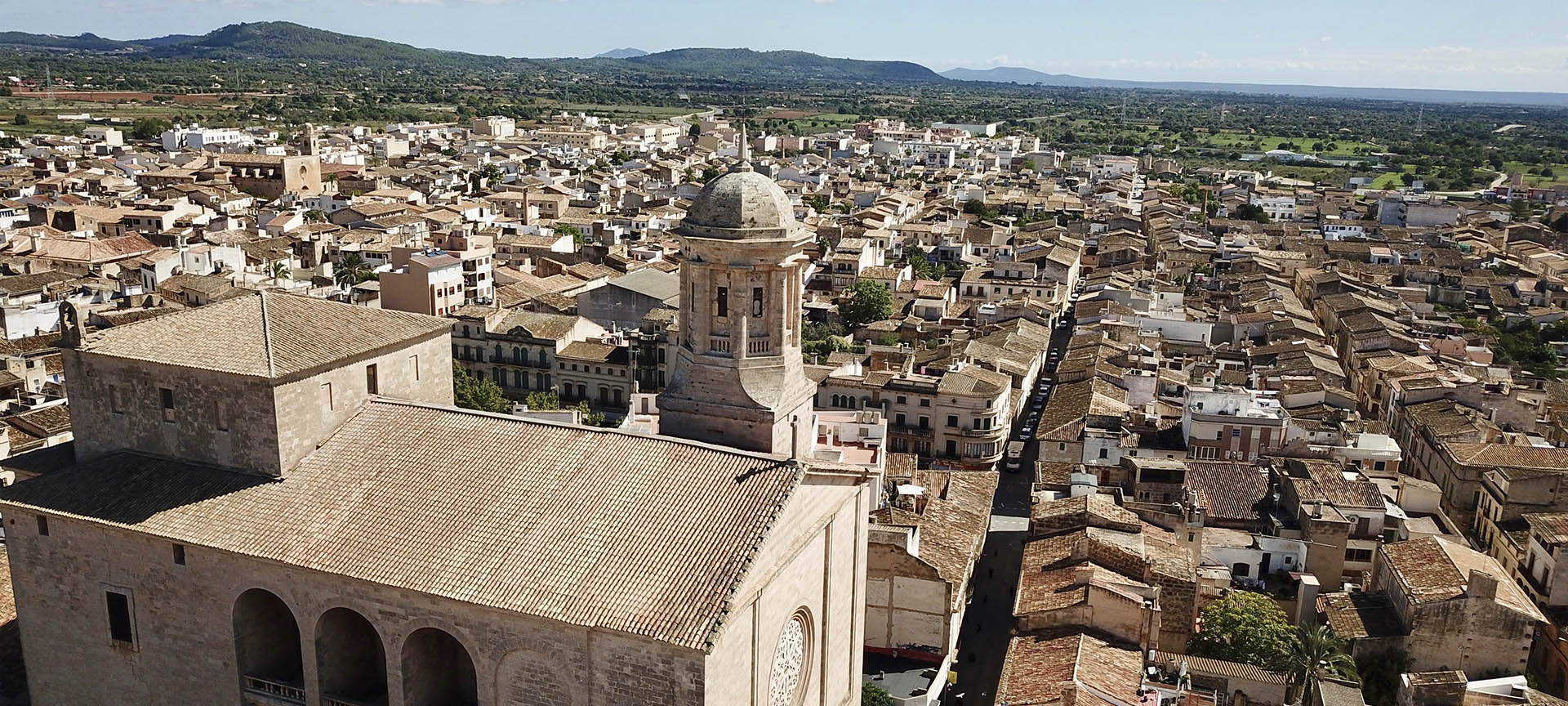 La chiesa di San Miguel domina la panoramica di Llucmajor, a Maiorca (Isole Baleari)