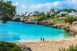 Turistas em Cala Esmeralda, situada na Cala d'Or, em Maiorca (Ilhas Baleares)