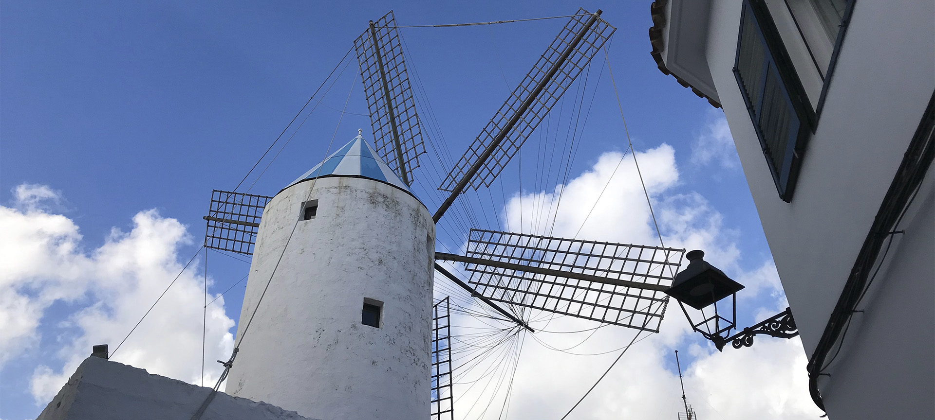 Molino de viento en Sant Lluís, en la isla de Menorca (Islas Baleares)