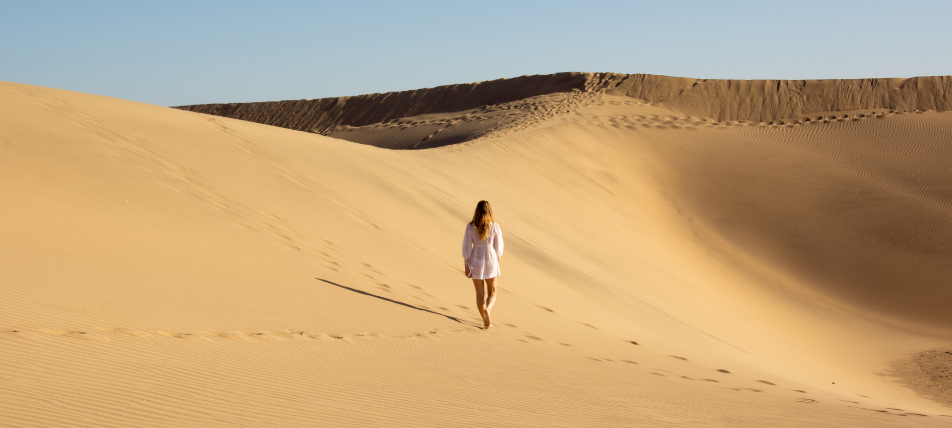 Turysta w specjalnym rezerwacie przyrody Las Dunas de Maspalomas na Gran Canarii, Wyspy Kanaryjskie