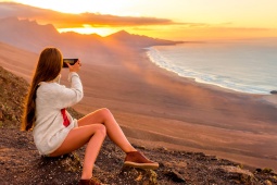 コフェテ・ビーチで写真を撮る若い女性、フエルテベントゥーラ島