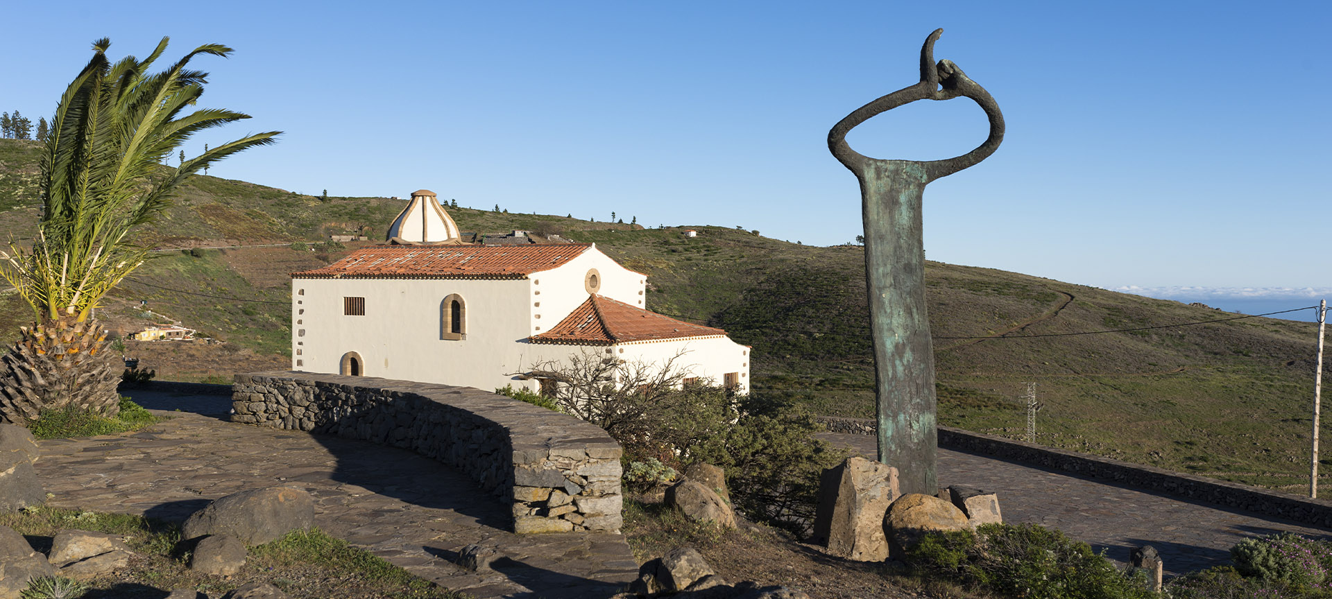 Monumento al lenguaje silbante e Iglesia de San Francisco de Chipude (La Gomera, Islas Canarias)