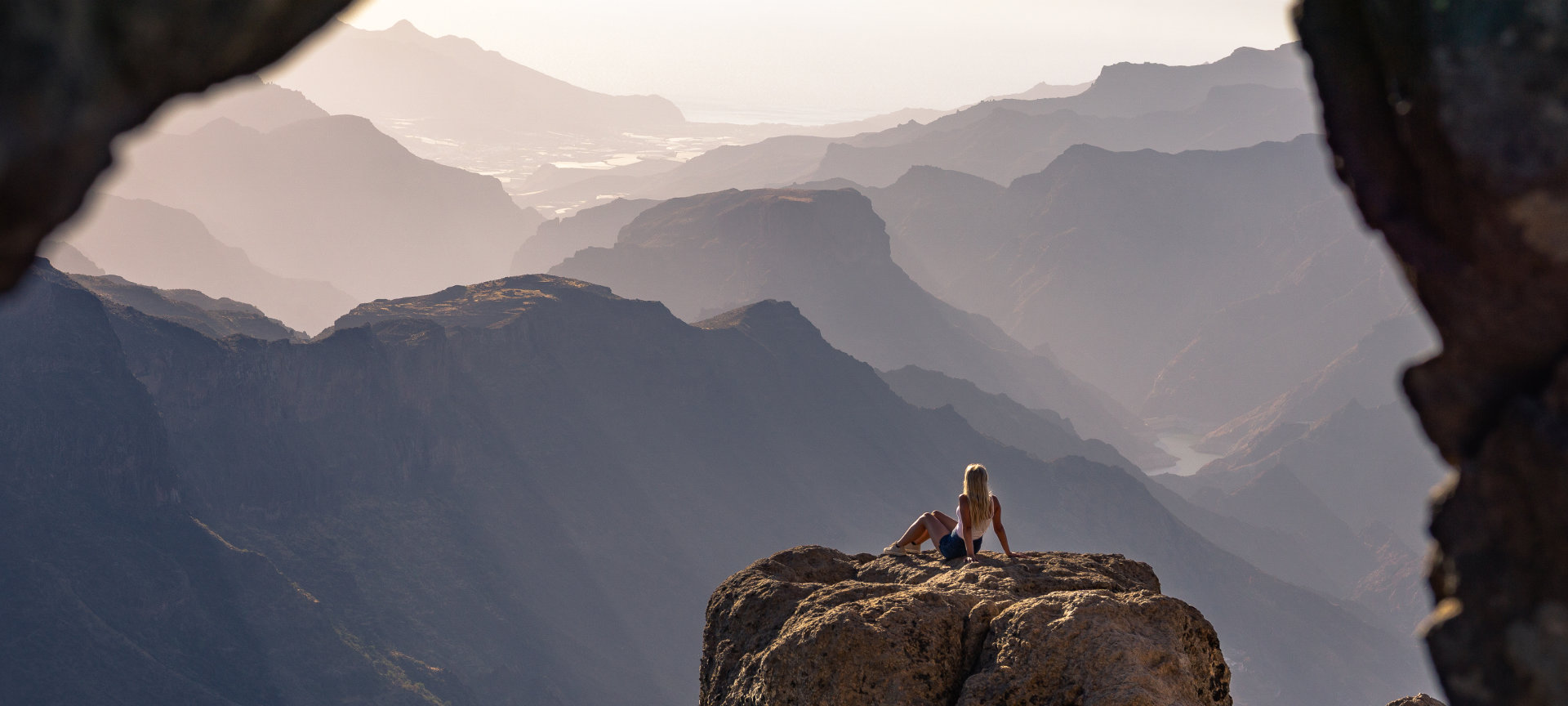 Donna che ammira il paesaggio nei pressi del Roque Nublo a Gran Canaria, isole Canarie