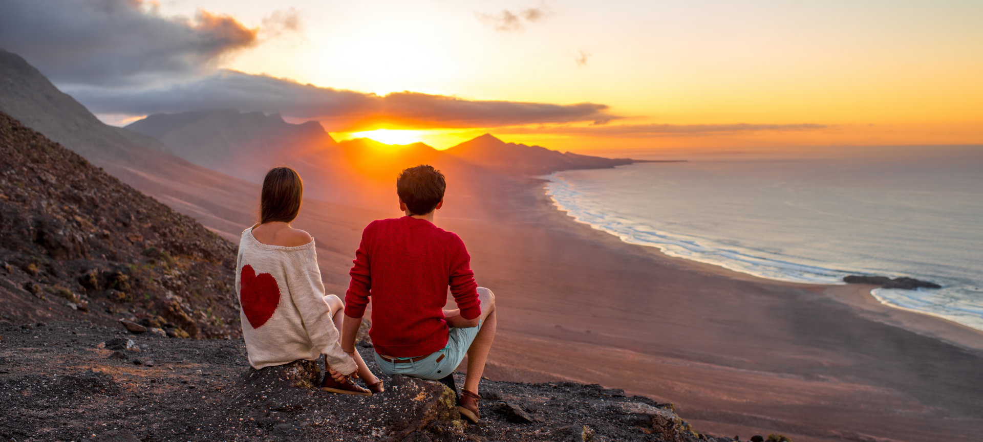 Verliebtes Pärchen betrachtet die Landschaft auf Fuerteventura, Kanarische Inseln.