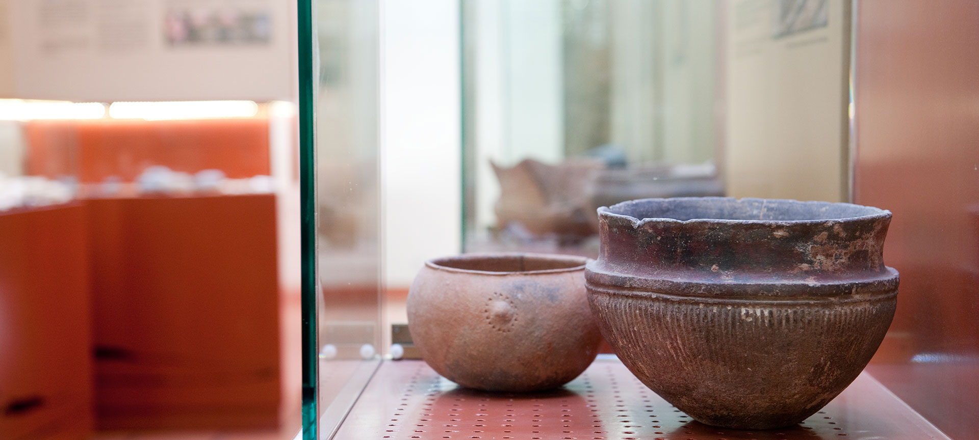 Pots exposés au musée archéologique et ethnographique
