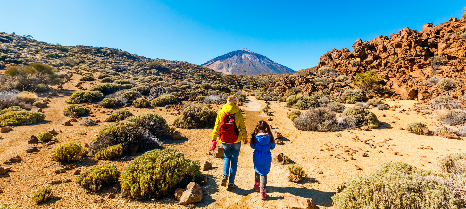Matka i córka spacerują po Parku Narodowym Teide, Wyspy Kanaryjskie