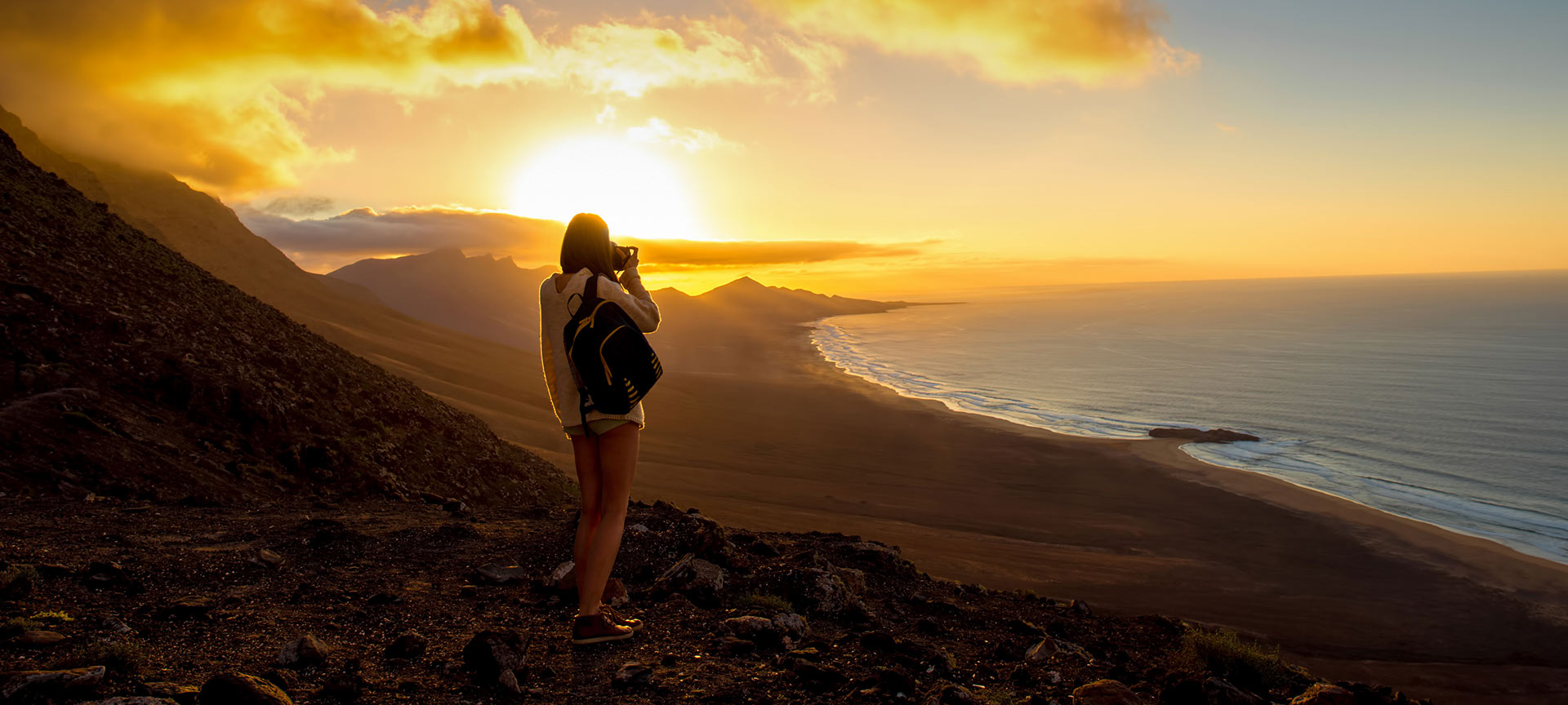 Turista sacando una foto de la playa de Cofete en Fuerteventura, Islas Canarias